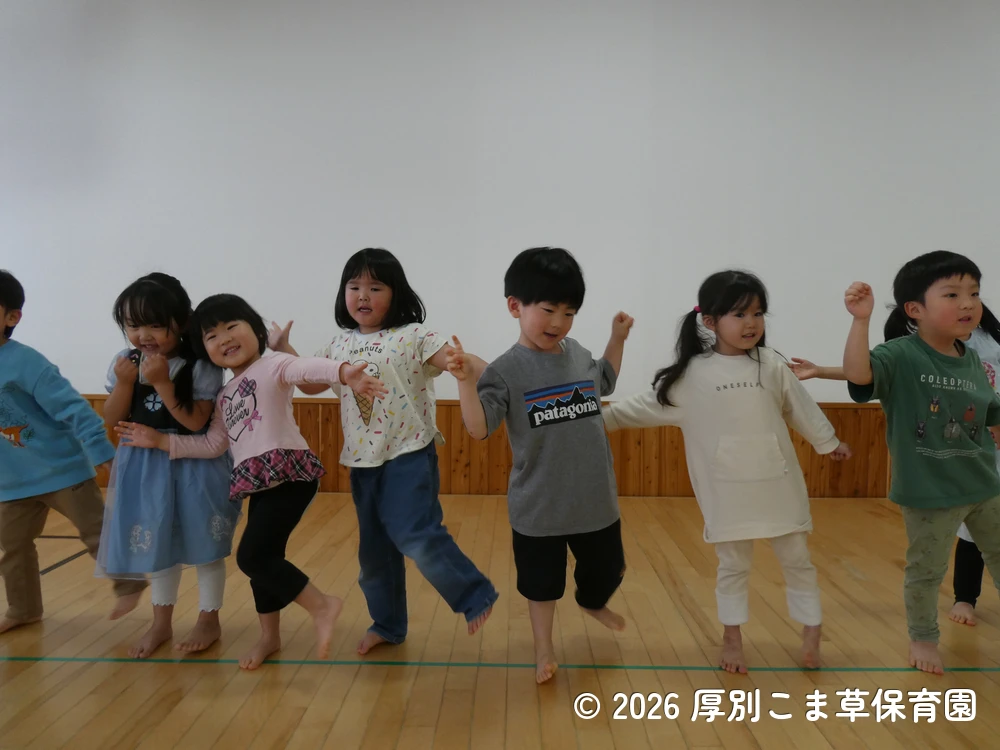 クラスの出し物を踊っているすみれ組（４歳児）の子どもたちの様子