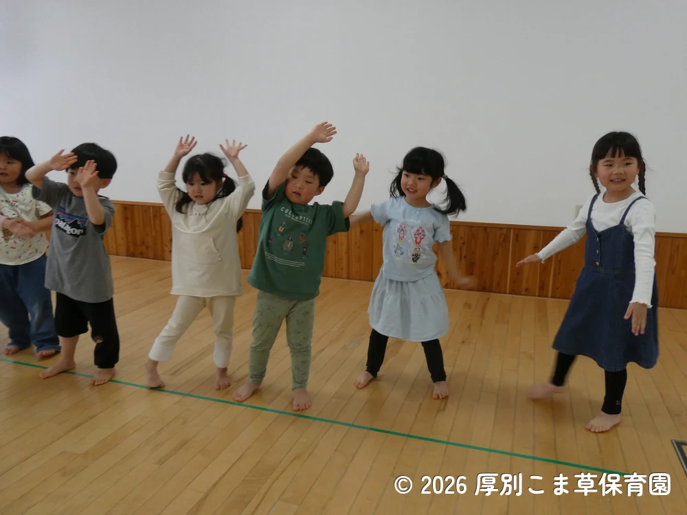 クラスの出し物を踊っているすみれ組（４歳児）の子どもたちの様子