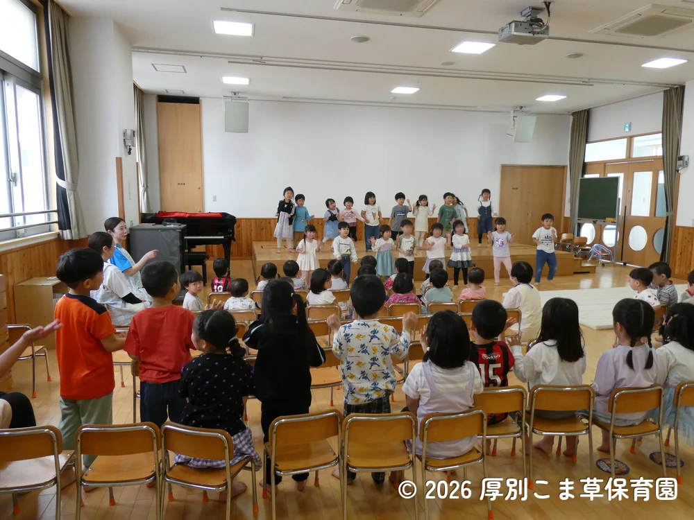 すみれ組子どもたちの踊りに合わせて、一緒に楽しそうに歌って踊っている子どもたちの様子