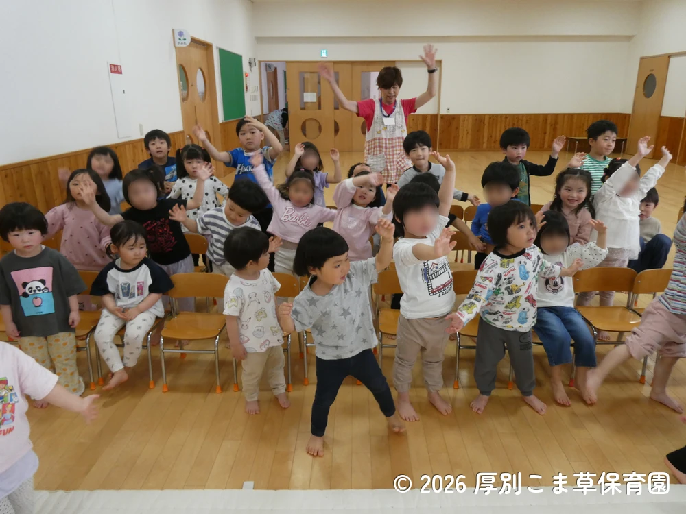 「バナナくん体操」を踊る３歳児以上の子どもたち