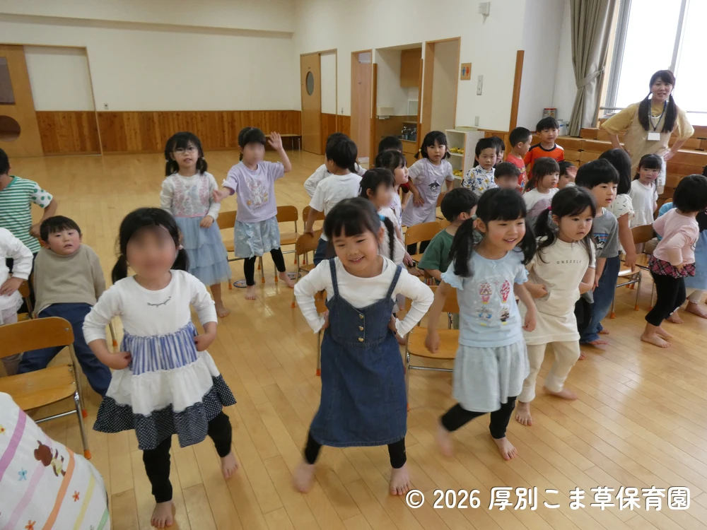 「バナナくん体操」を踊る３歳児以上の子どもたち