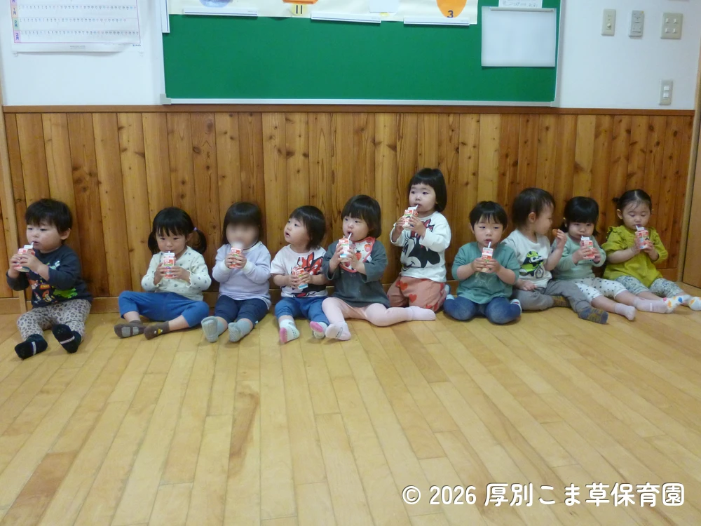 出発前にみんなでジュースを飲んでいる子どもたちの様子