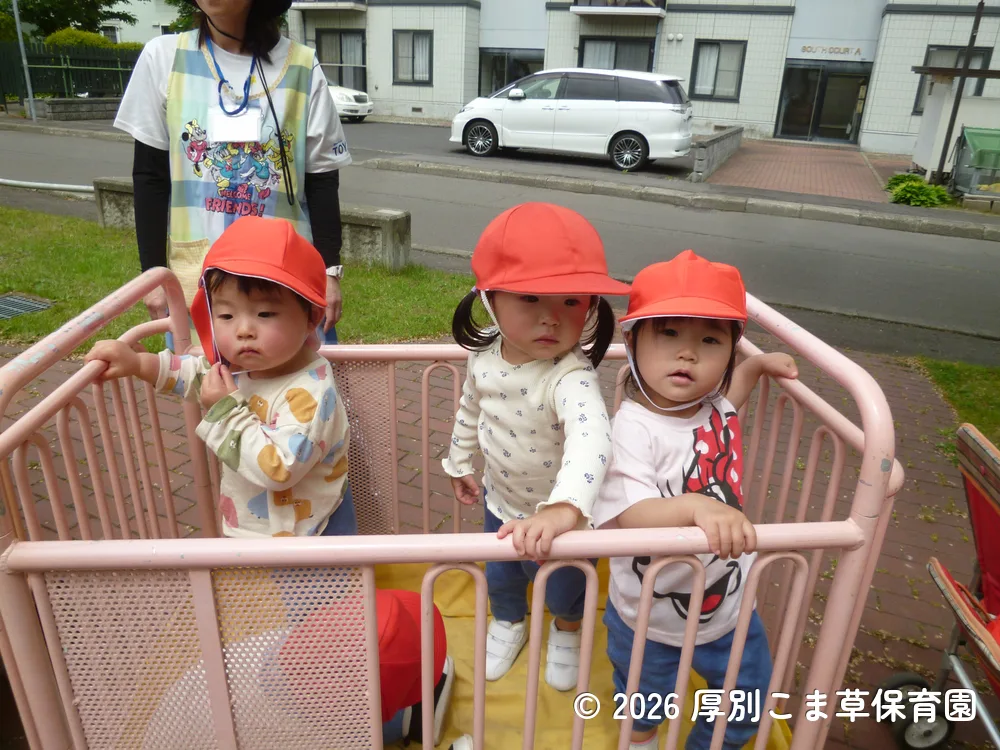 おさんぽカーに乗って公園に向かっている子どもたちの様子