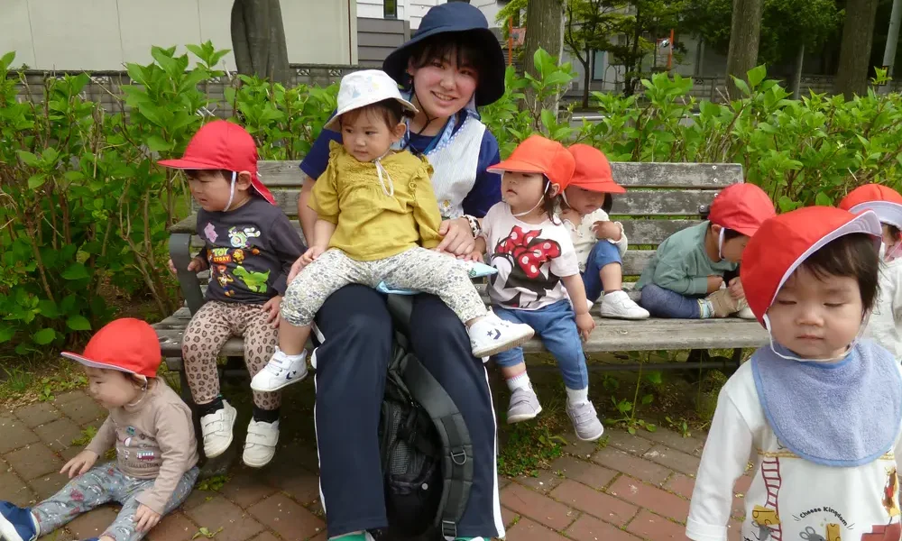 みんなでベンチに座っている子どもたちの様子