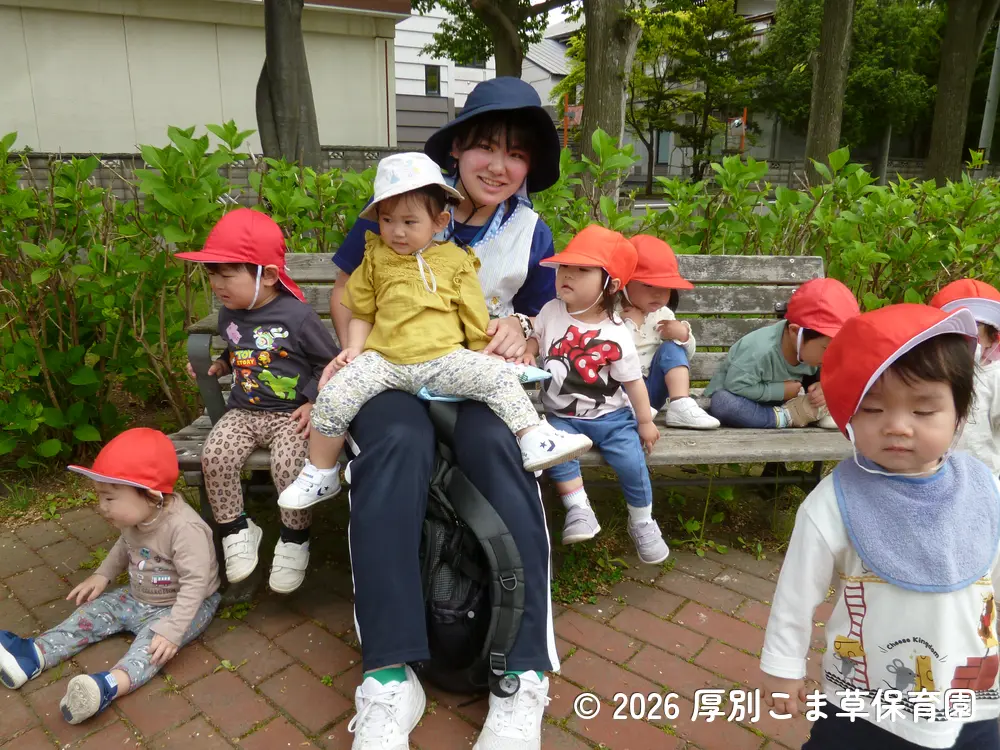 みんなでベンチに座っている子どもたちの様子