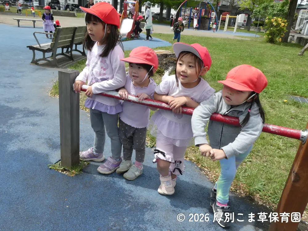 ブランコを順番で待っている子どもたちの様子
