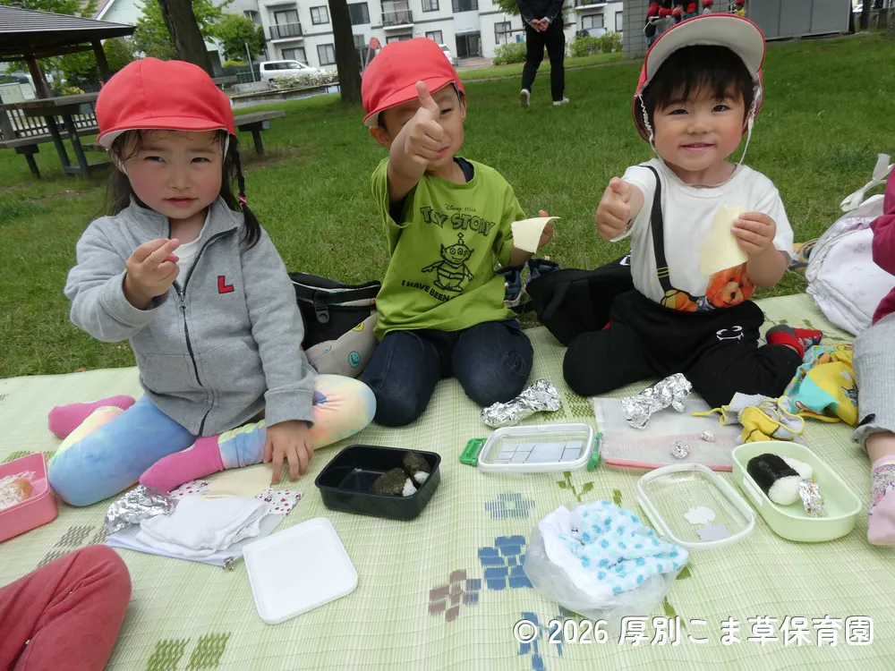 お昼ごはんを食べている子どもたちの様子
