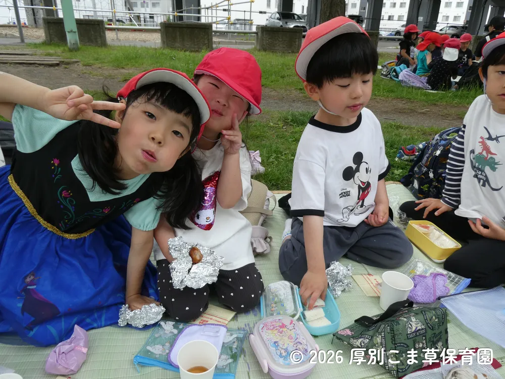 お昼ごはんを食べている子どもたちの様子