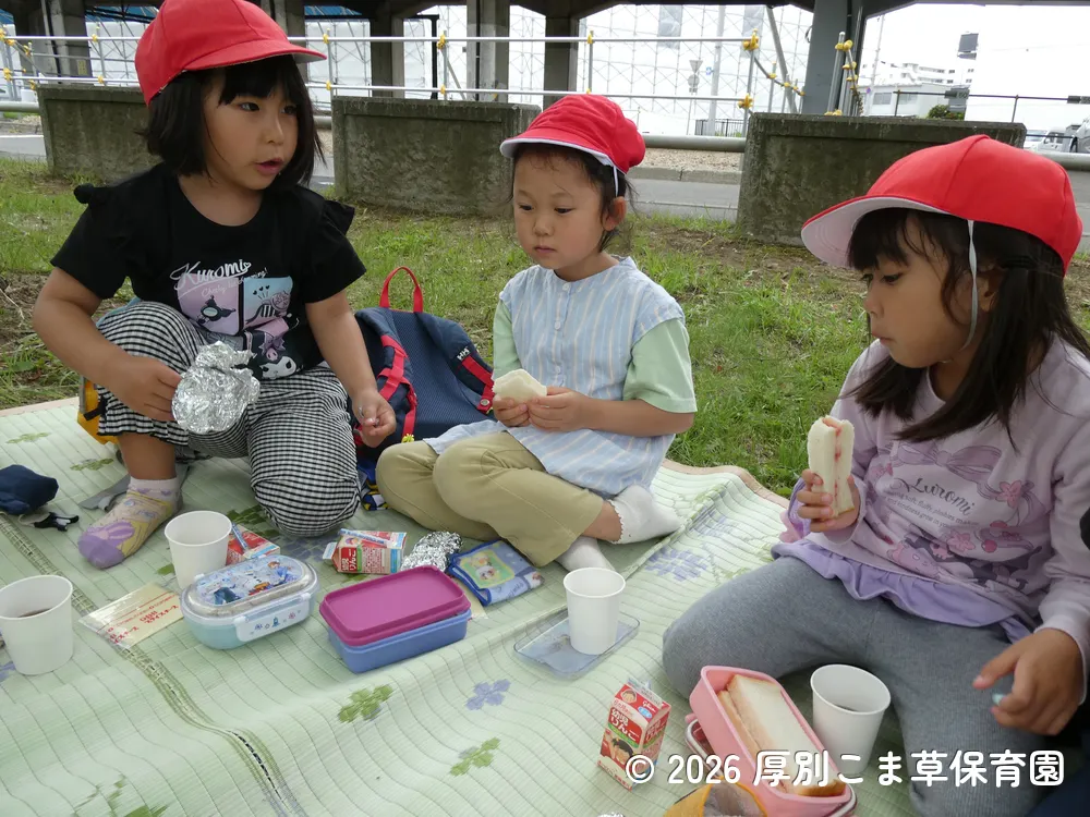 お昼ごはんを食べている子どもたちの様子