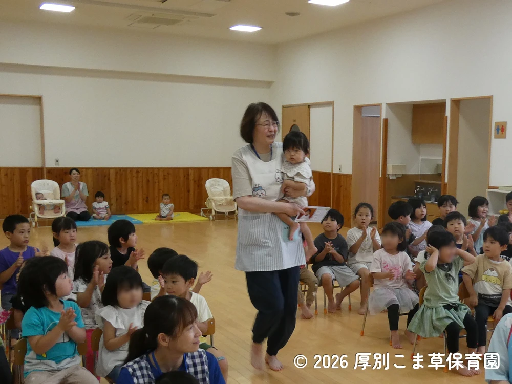 少し緊張しながら入場する誕生児の子どもたちの様子