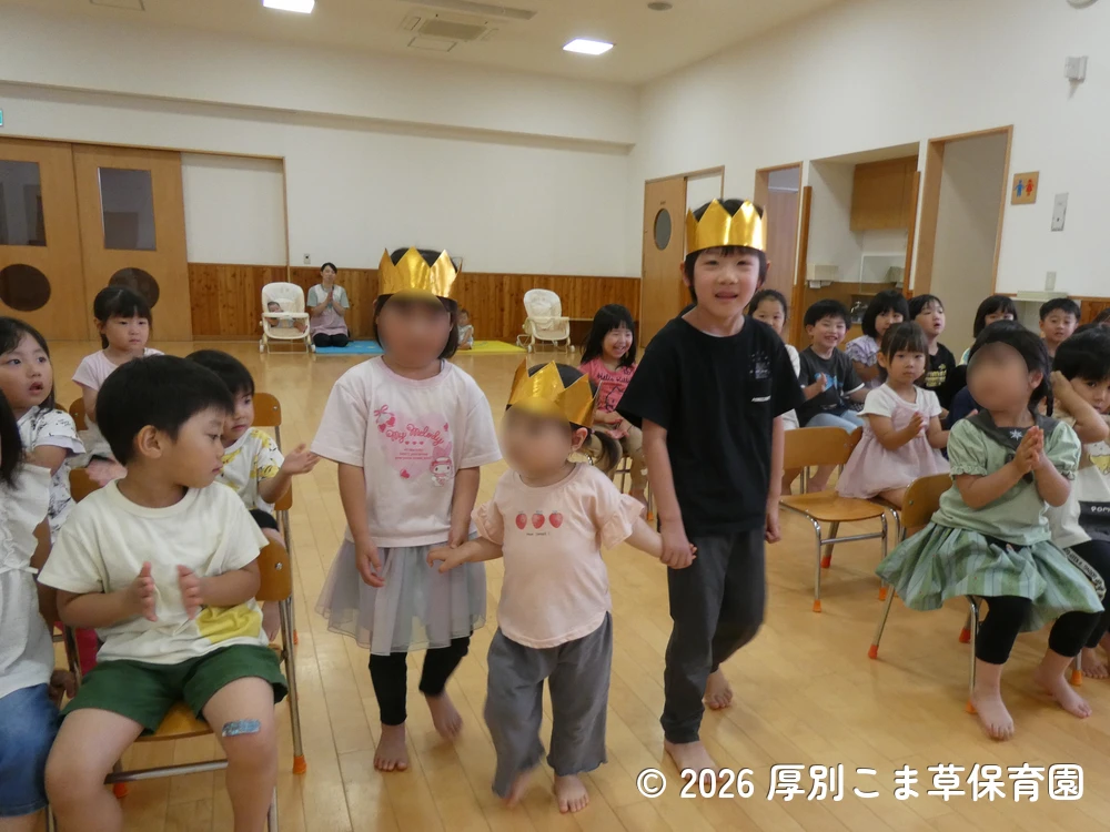 少し緊張しながら入場する誕生児の子どもたちの様子