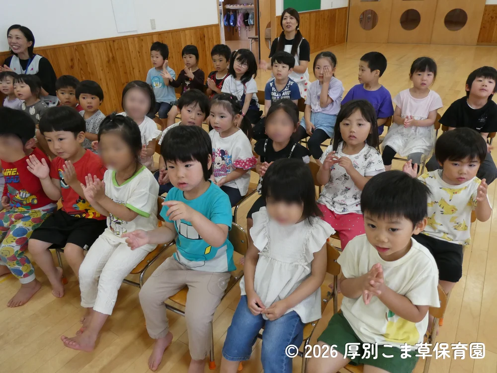 手拍子をして誕生児を迎える子どもたちの様子