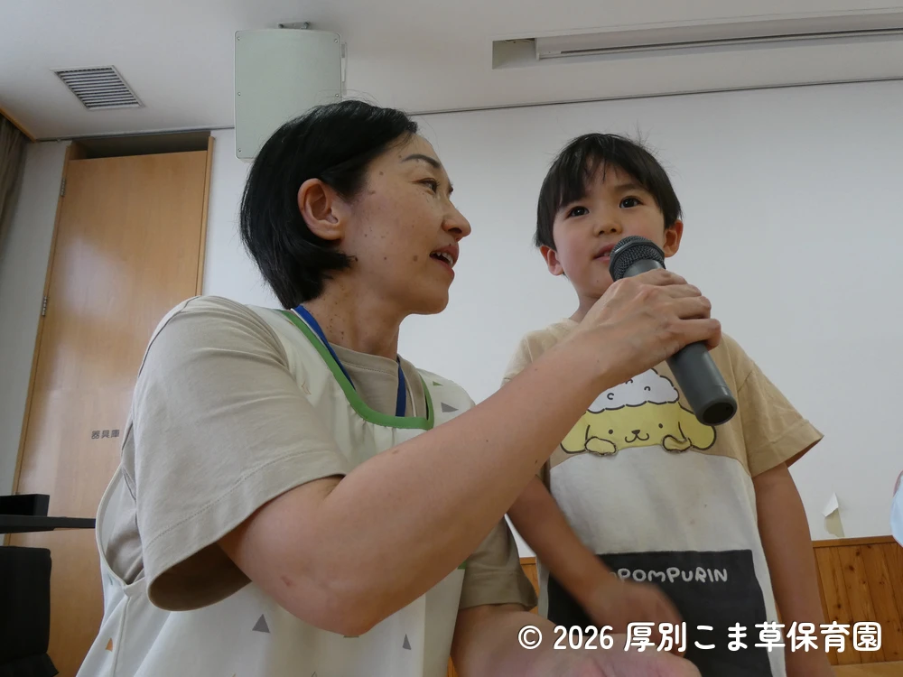 誕生児に質問する子どもたちの様子