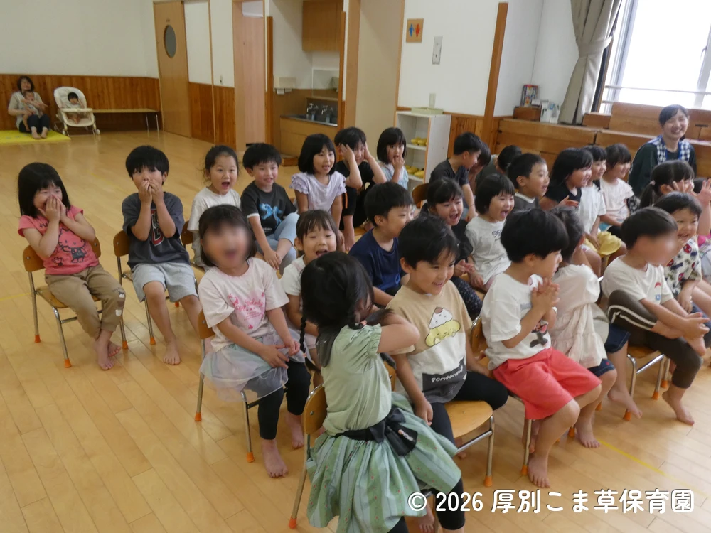 誕生月の先生の年齢を聞いて驚きの声を上げている子どもたちの様子