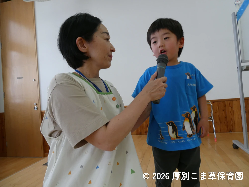 誕生月の先生に質問している子どもたちの様子