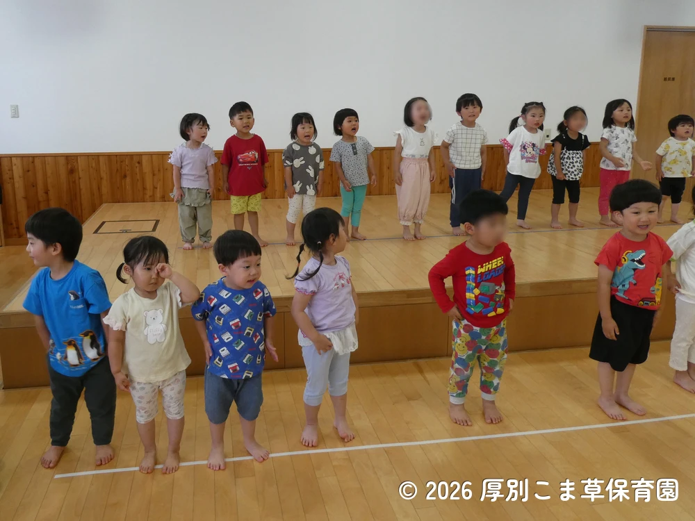 クラスの出し物を踊っているあさがお組（３歳児）の子どもたちの様子