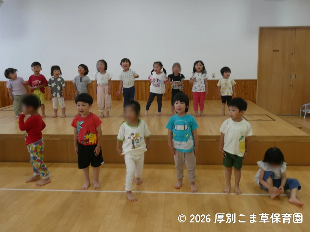 クラスの出し物を踊っているあさがお組（３歳児）の子どもたちの様子