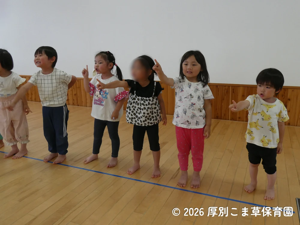 クラスの出し物を踊っているあさがお組（３歳児）の子どもたちの様子