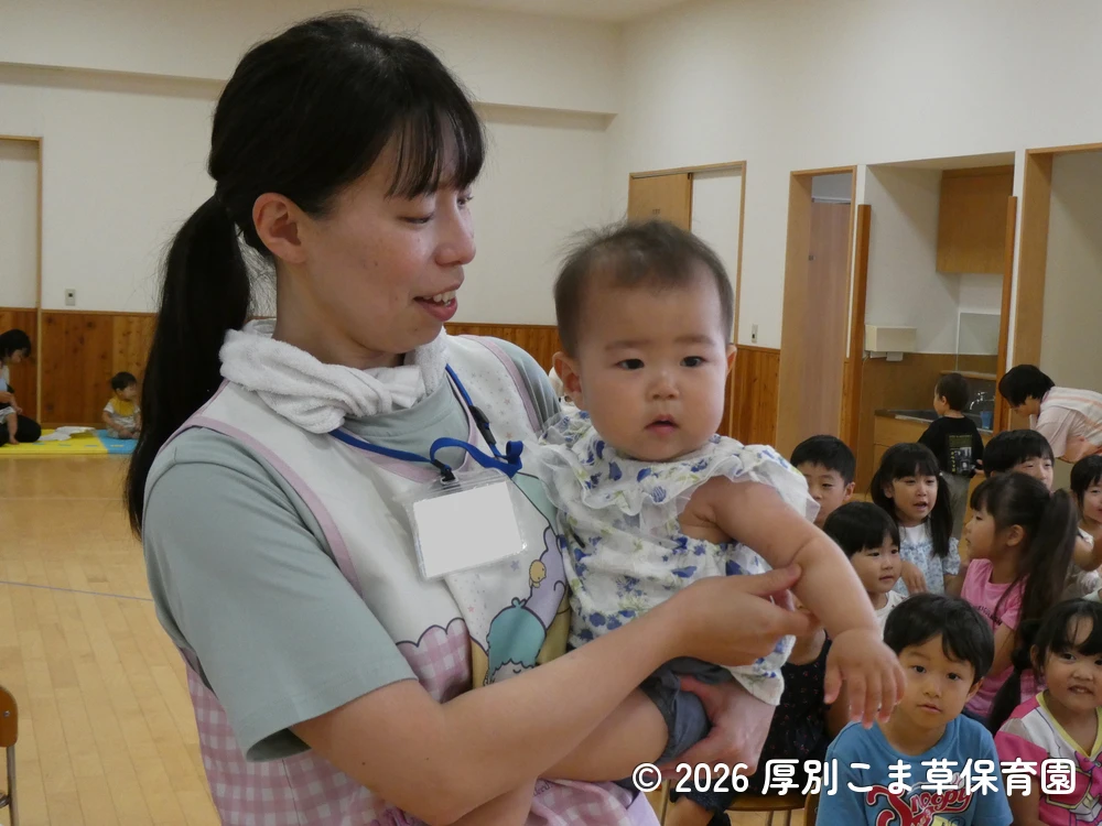 音楽に合わせて色々な表情を見せながら入場する誕生児の子どもたちの様子
