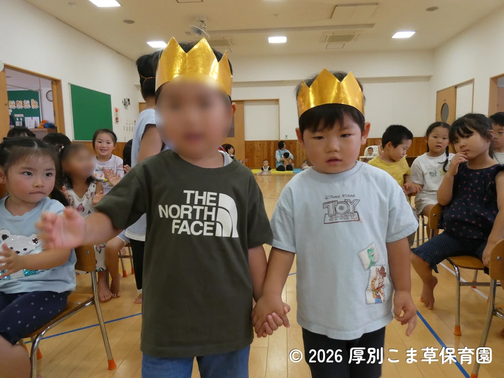音楽に合わせて色々な表情を見せながら入場する誕生児の子どもたちの様子