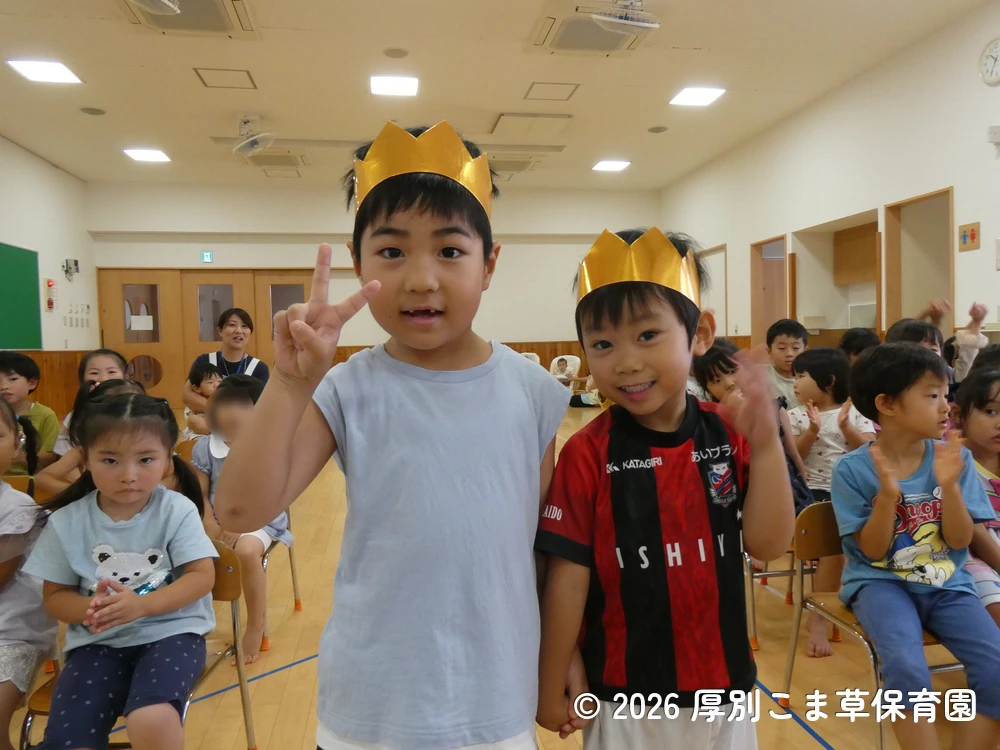 音楽に合わせて色々な表情を見せながら入場する誕生児の子どもたちの様子
