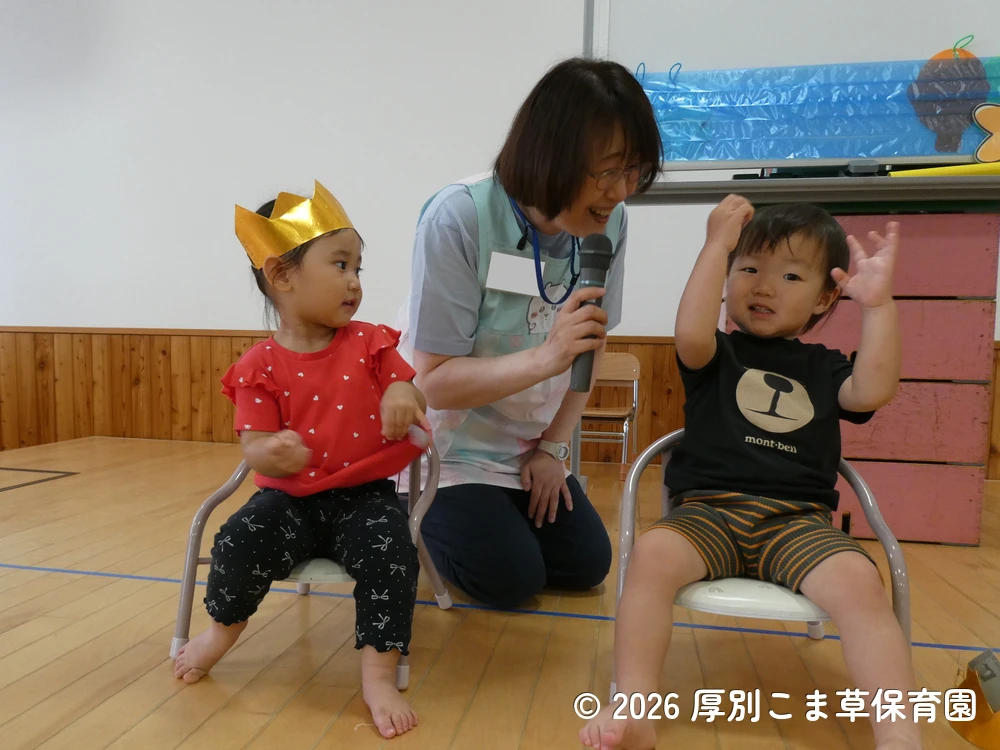 名前を呼ばれて元気に手を挙げるたんぽぽ組（１歳児）の子どもの様子