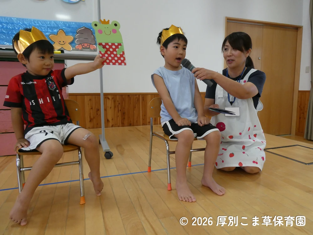 担任の先生から「お誕生日おめでとう」と言われ、「ありがとうございます」と丁寧ね言葉遣いでお礼を言っているひまわり組（５歳児）の子どもの様子