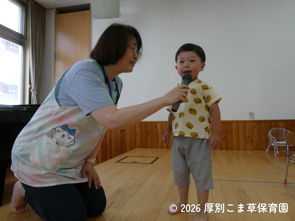 誕生児に質問する子どもの様子