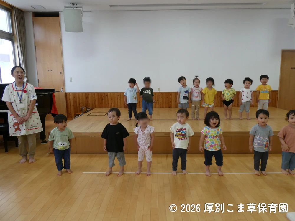 クラス発表をするちゅうりっぷ組（２歳児）の子どもたちの様子