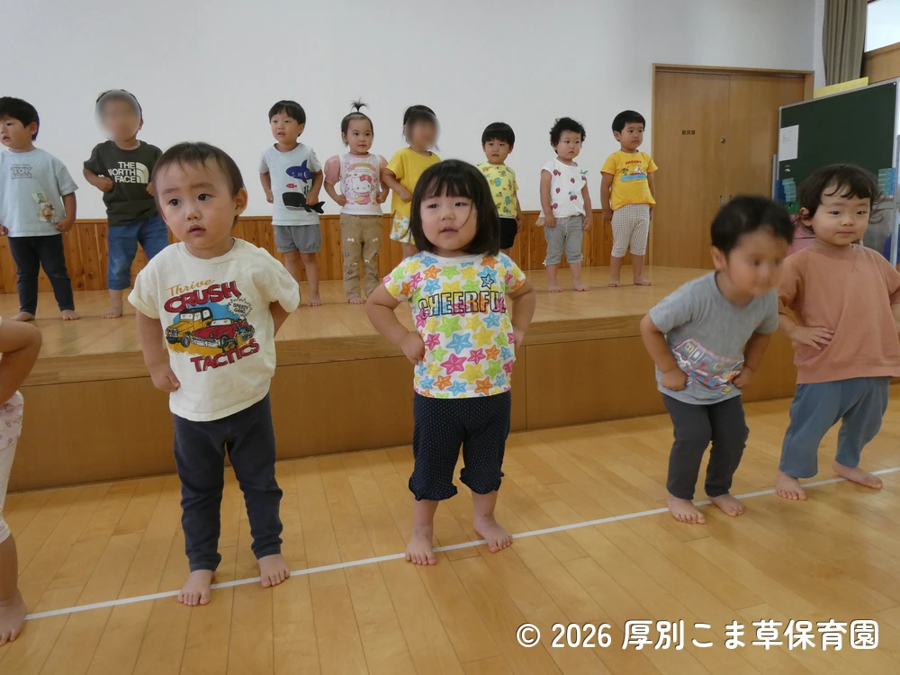 クラス発表をするちゅうりっぷ組（２歳児）の子どもたちの様子