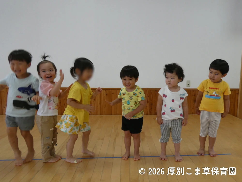 クラス発表をするちゅうりっぷ組（２歳児）の子どもたちの様子