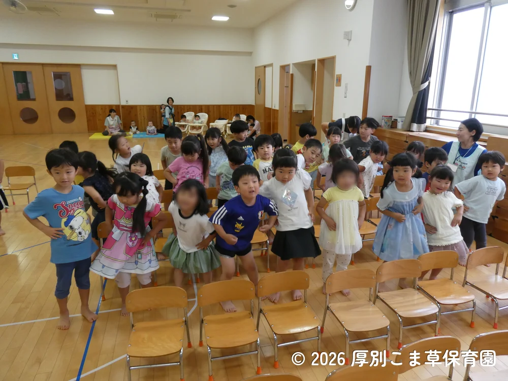 ちゅうりっぷ組のお友だちの発表を見て一緒に踊りだす子どもたちの様子