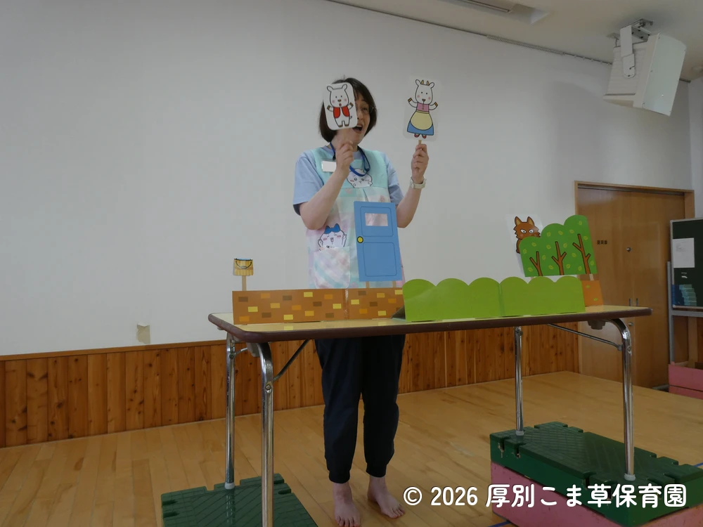 ペープサートを披露する先生の様子