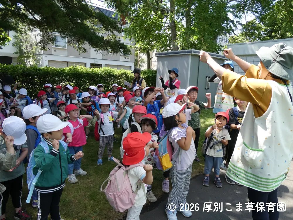 先生と一緒に手遊びしている子どもたちの様子