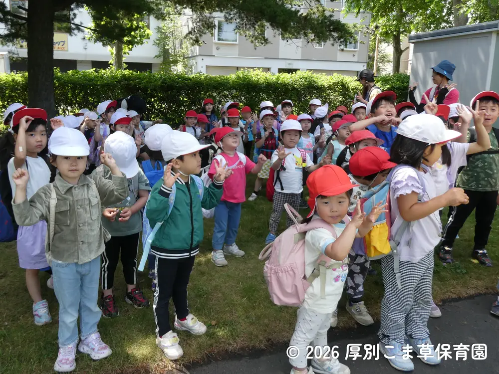 先生と一緒に手遊びしている子どもたちの様子