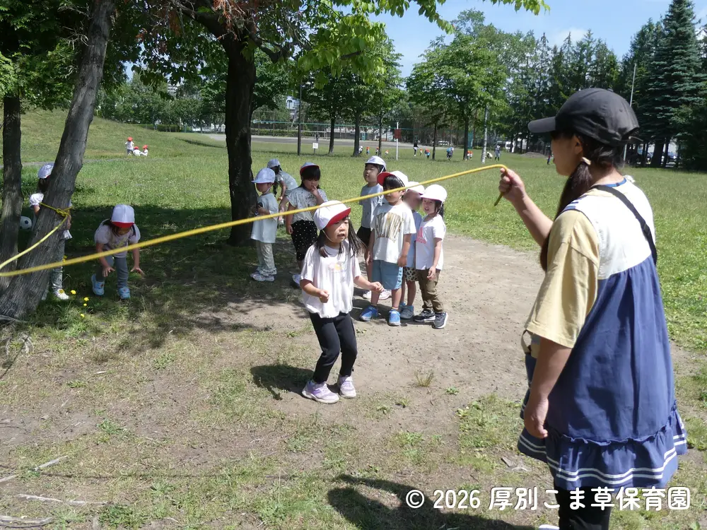 縄跳びをして遊んでいる子どもたちの様子