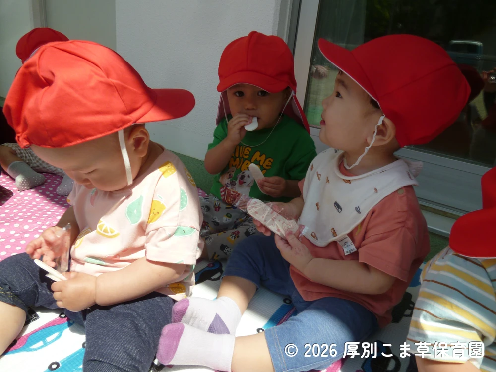 出発前におやつを食べているたんぽぽ組（１歳児）の子どもたちの様子