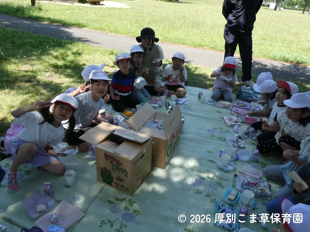 お昼ごはんを食べている子どもたちの様子
