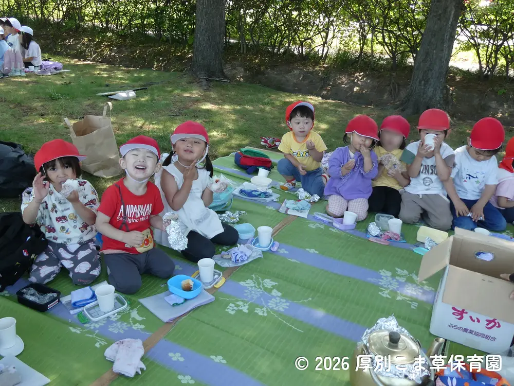 お昼ごはんを食べている子どもたちの様子