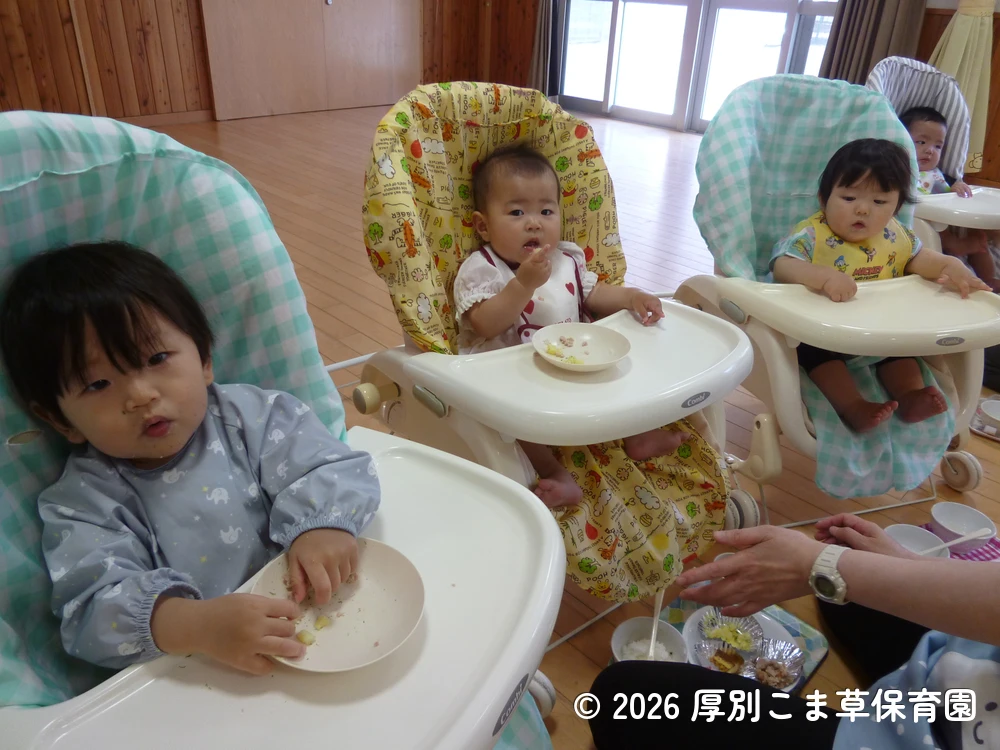 保育園に戻って食事を食べる子どもたちの様子