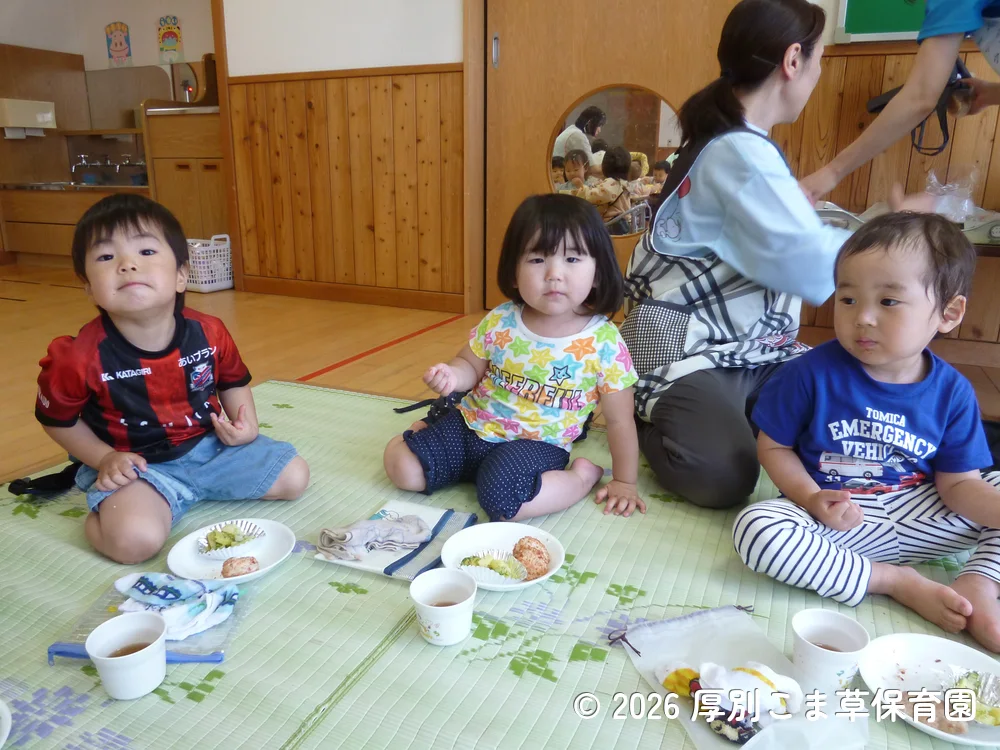 保育園に戻って食事を食べる子どもたちの様子