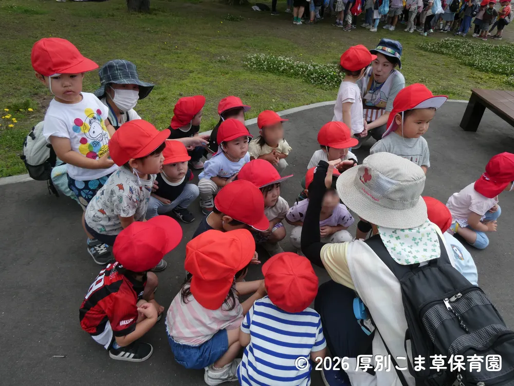 公園に到着して、先生の話を聞いているちゅうりっぷ組（２歳児）の子どもたちの様子