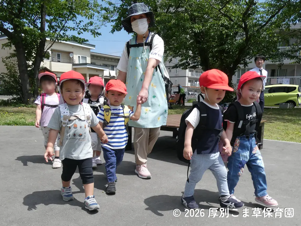 保育園を出発するちゅうりっぷ組（２歳児）の子どもたちの様子