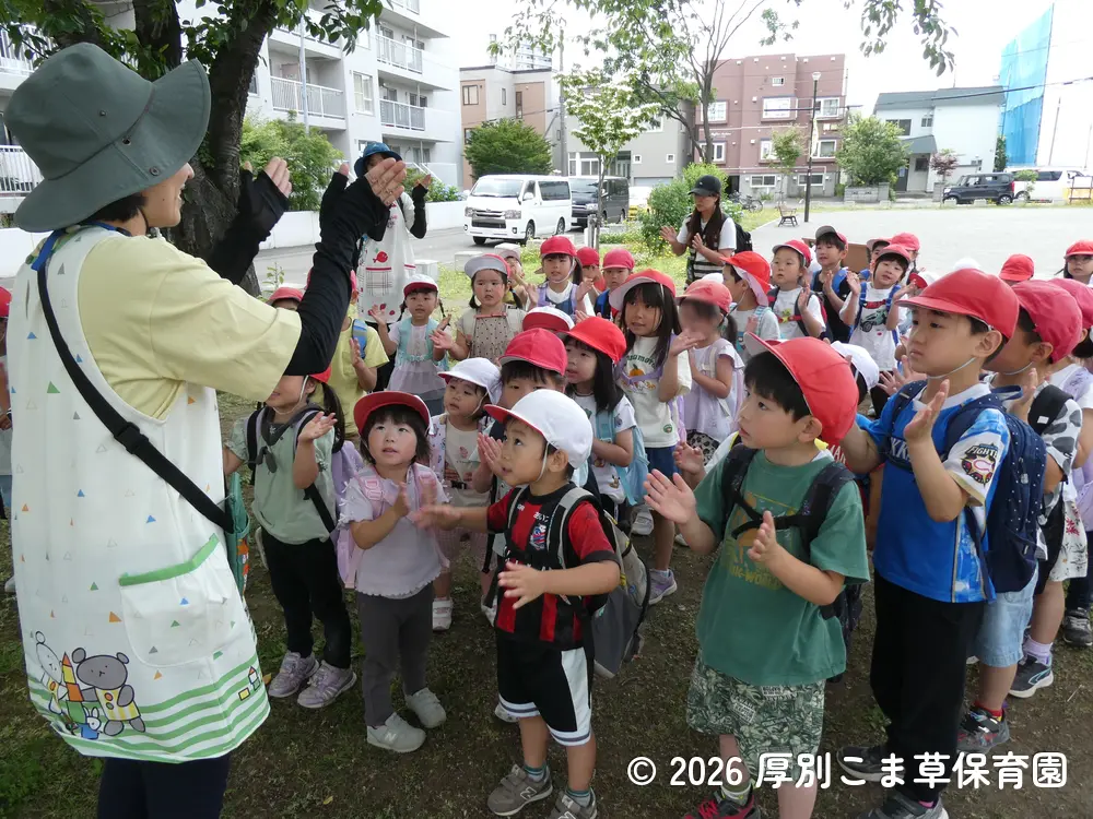 先生と一緒に手遊びしている子どもたちの様子