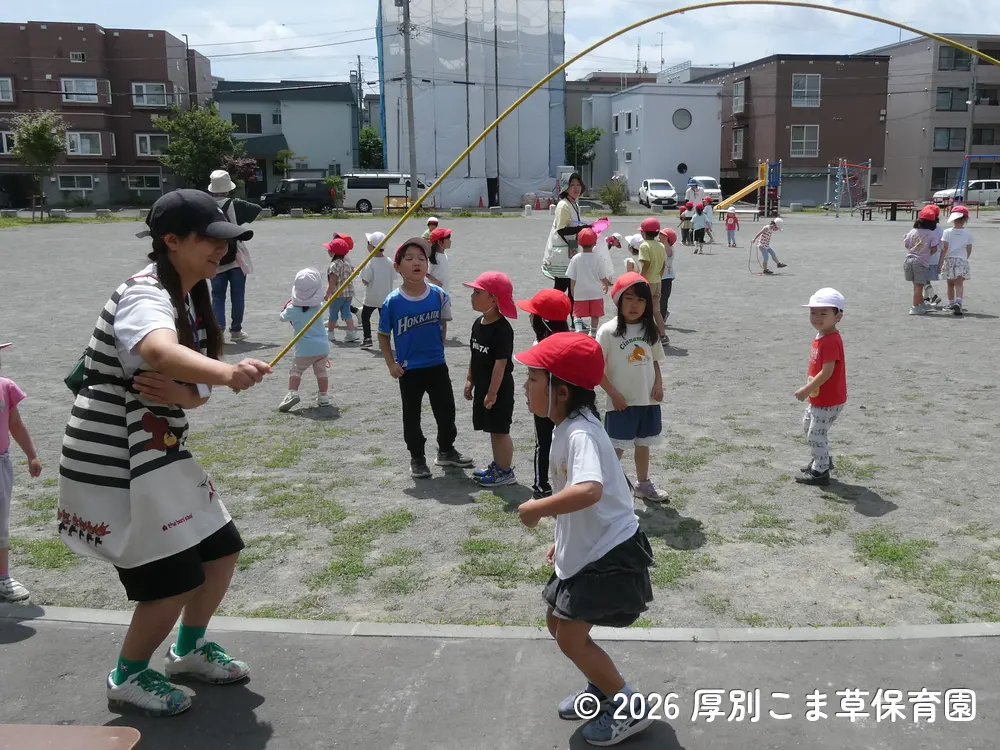 大縄跳びを跳んでいる子どもたちの様子