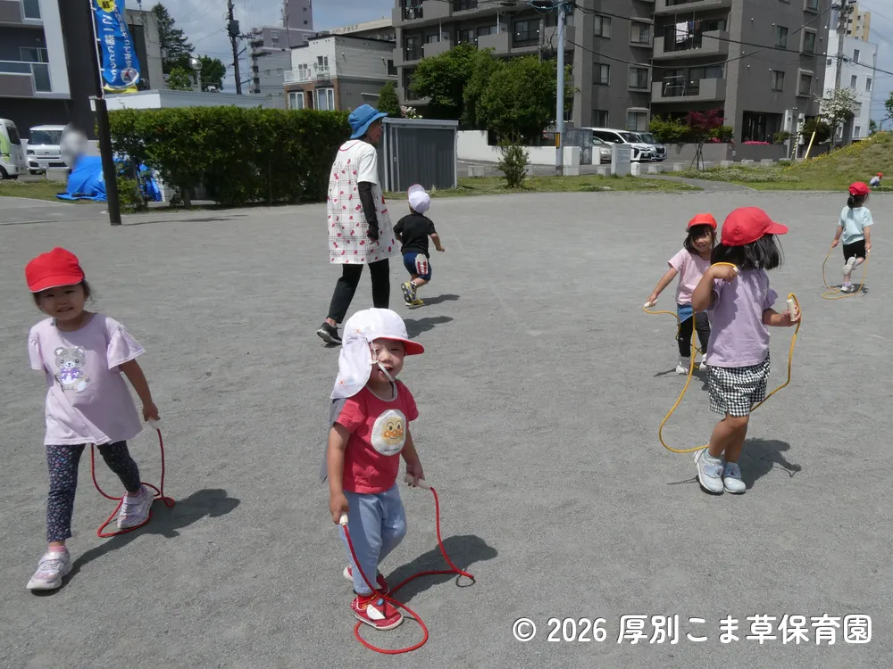 縄跳びを跳んでいる子どもたちの様子