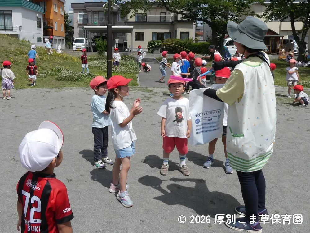 しゃぼん玉遊びをしている子どもたちの様子