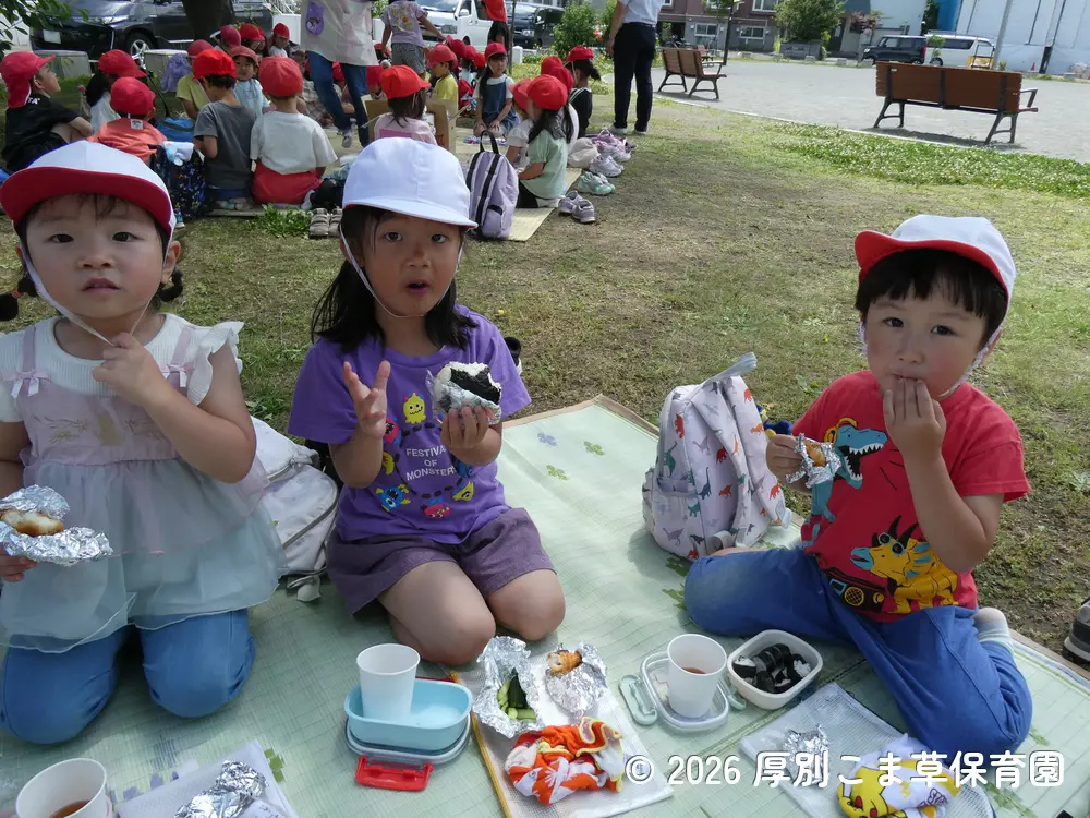 お昼ごはんを食べている子どもたちの様子