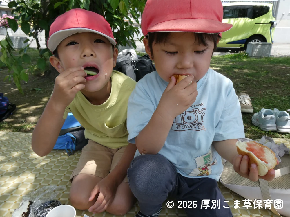 お昼ごはんを食べている子どもたちの様子