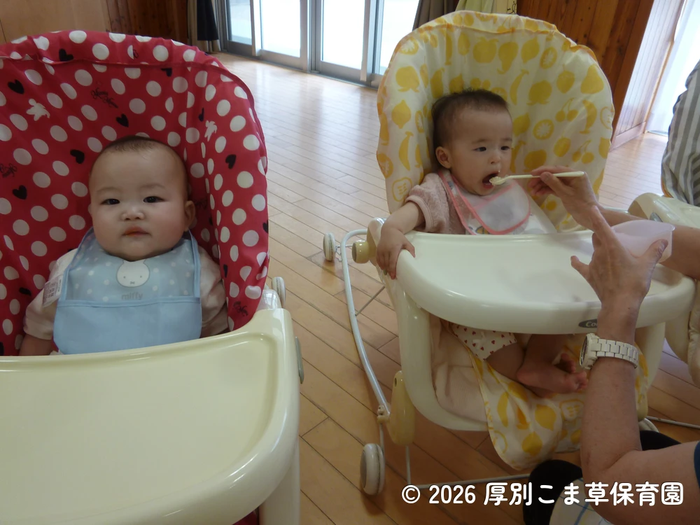 お昼ごはんを食べている子どもたちの様子